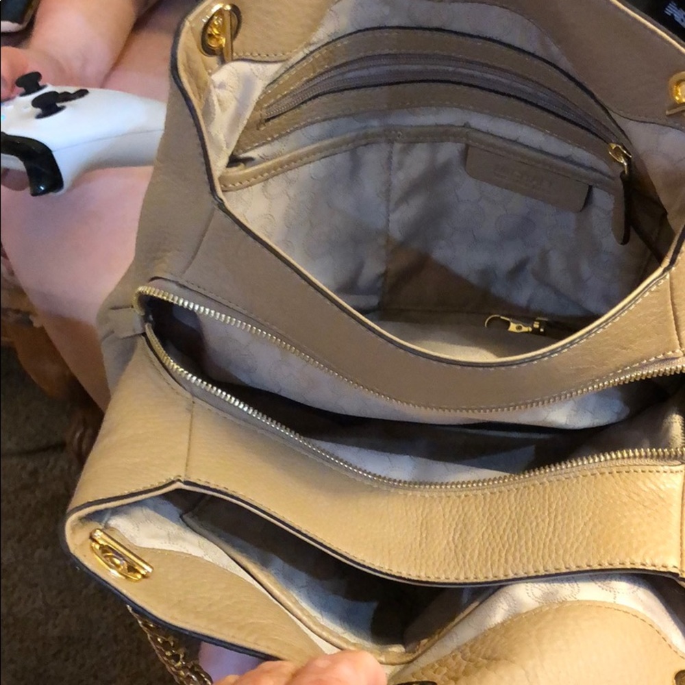 MICHAEL KORS taupe purse with gold detail✨ - Picture 3 of 6